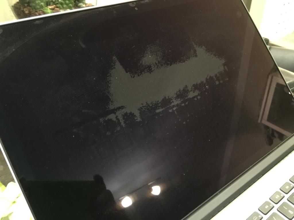 Apple Macbook Retina Display fleckig und zerkratzt
