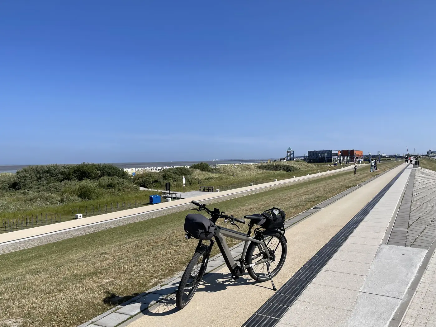 Der Radweg auf der Deichkrone kurz hinter Norddeich, links das Wattenmeer