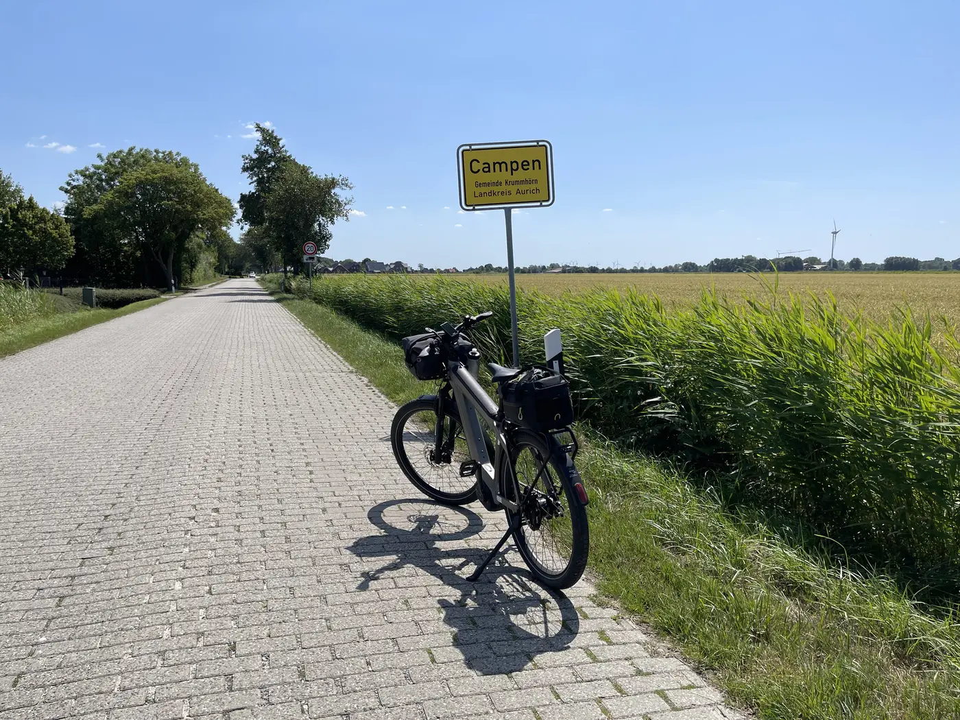 Das Ortsschild von Campen, davor das Rad am Wegrand