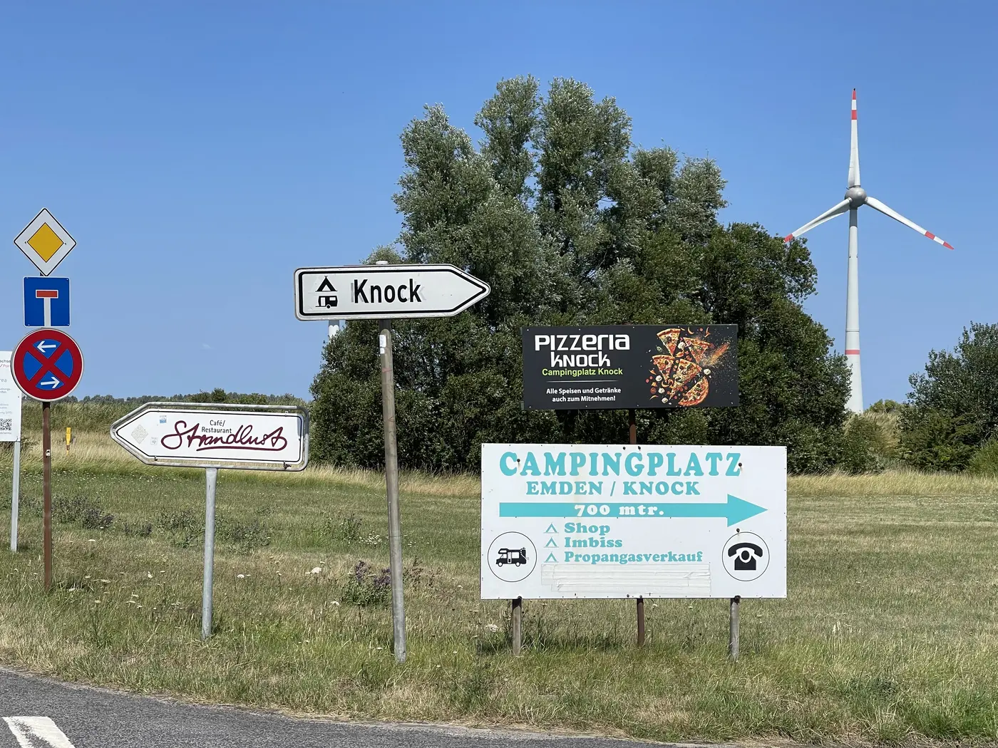 Wegweiser Richtung Knock, daneben ein Schild zum Campingplatz Emden-Knock