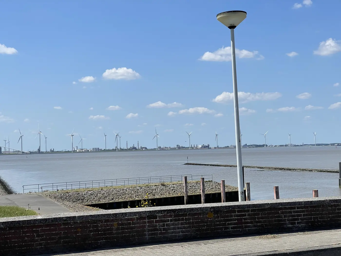 Blick über die Ems, am Horizont eine Reihe Windräder