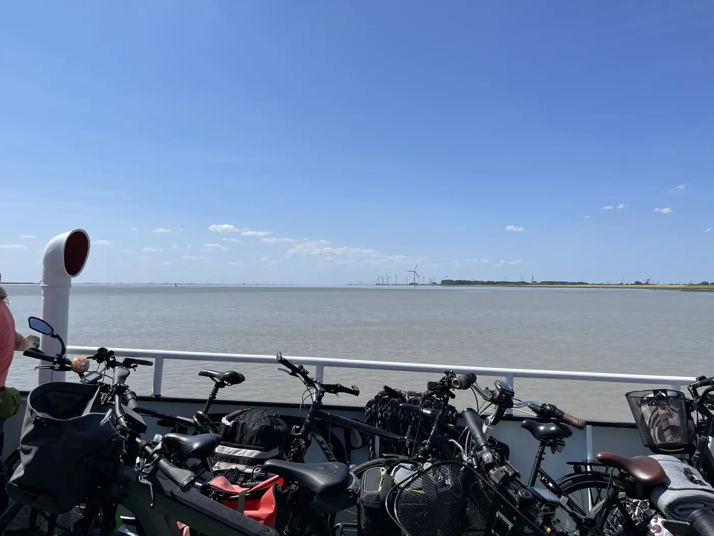 Die Räder stehen dicht an dicht auf dem Fährdeck