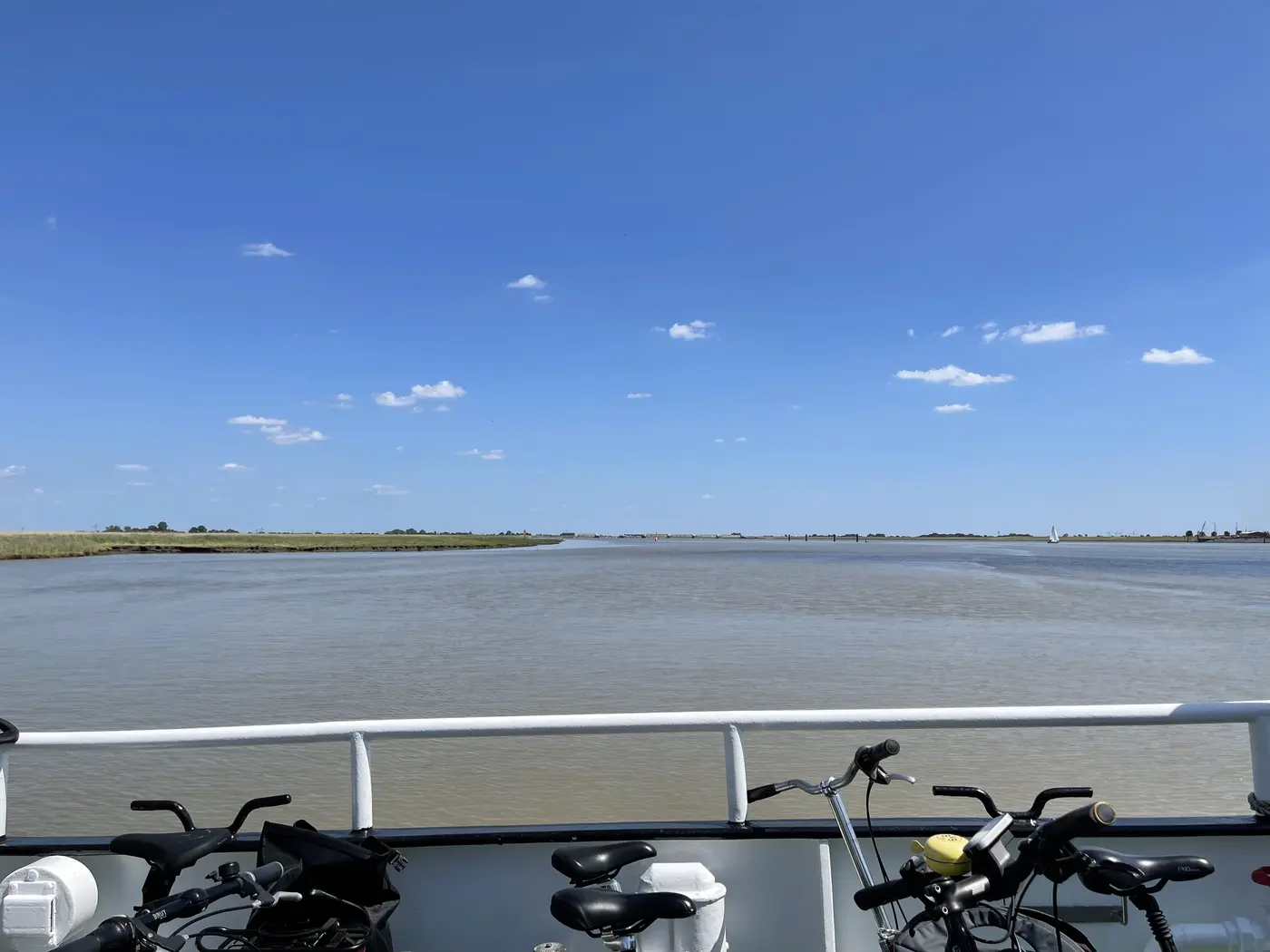 Blick vom Fährdeck über die Ems