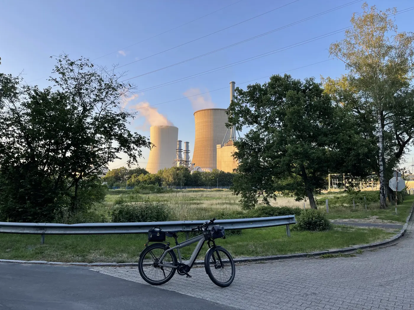 Das Rad am Weg, dahinter die Kühltürme des Kraftwerks bei Lingen