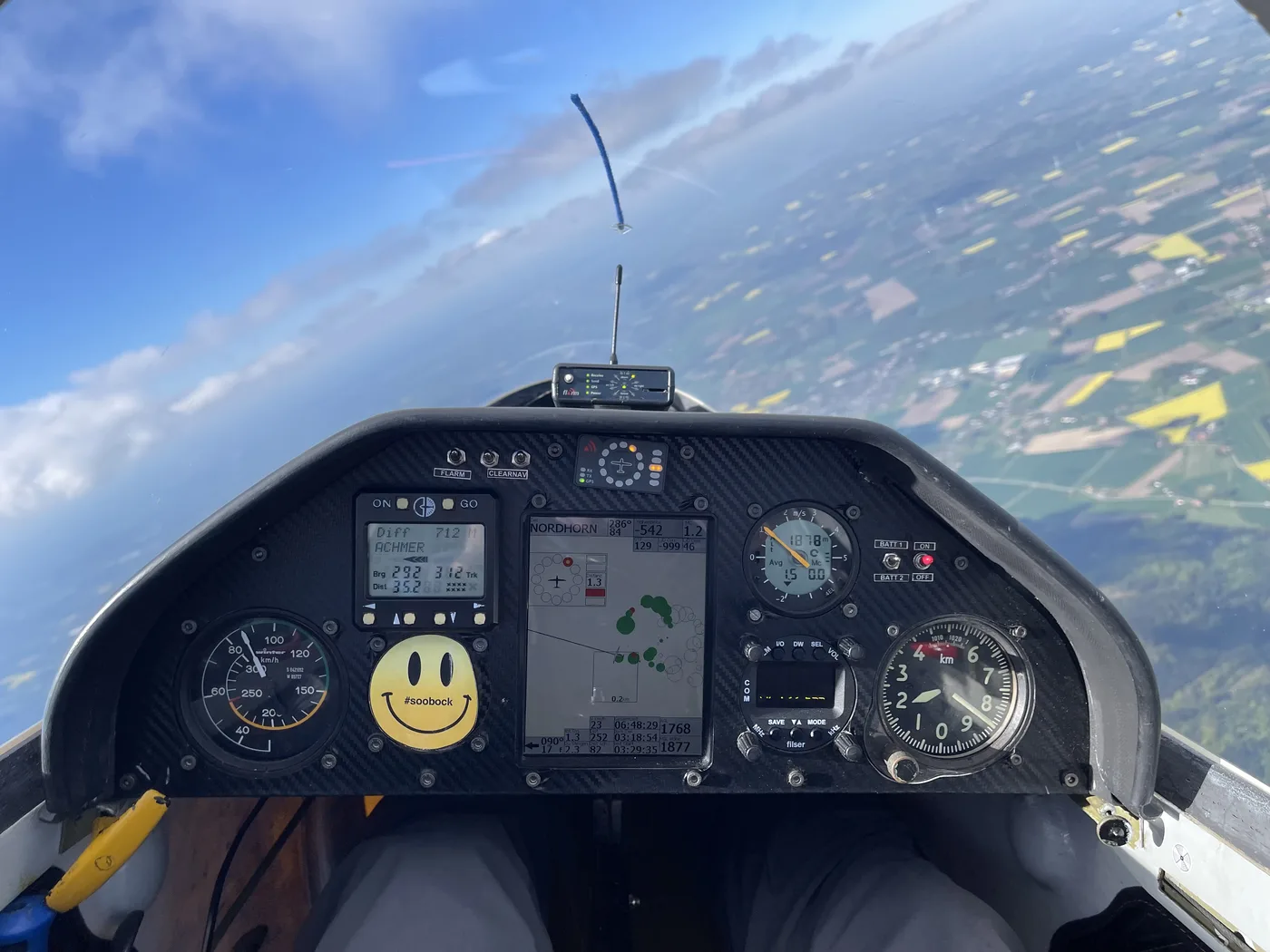 16:35 Uhr, der höchste Abschnitt des Fluges. Der Rechner zeigt seit Stunden nur eins an: den Weg nach Hause.